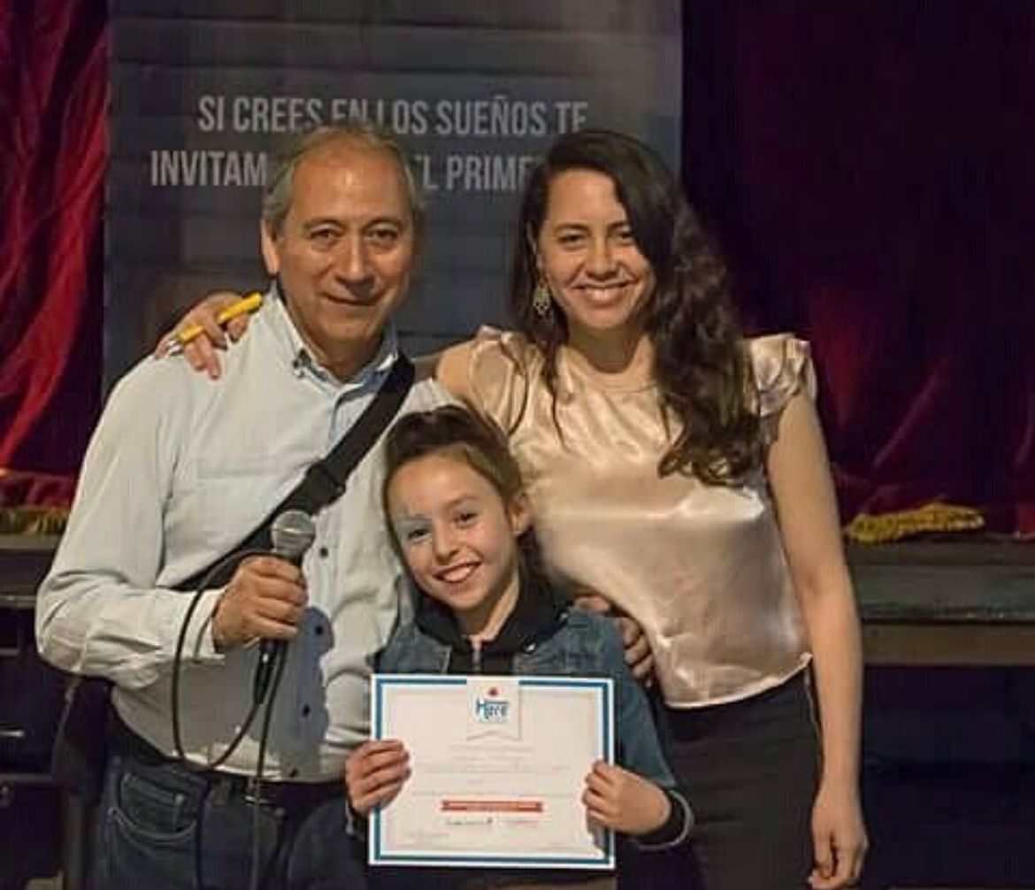 Con Fernando Godoy entregando Becas de estudios